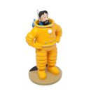 Eine 12 cm große Resin-Figur, die Kapitän Haddock aus den Tim-und-Struppi-Comics zeigt. Er trägt einen orangefarbenen Astronautenanzug mit detaillierten Falten und steht auf einer runden Basis. Über dem Kragen des Raumanzugs ist sein Kopf mit schwarzem Ha